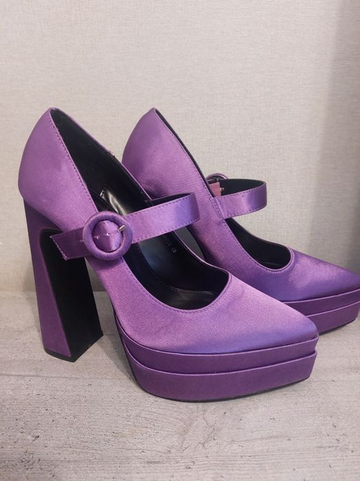 Туфлі на високих підборах