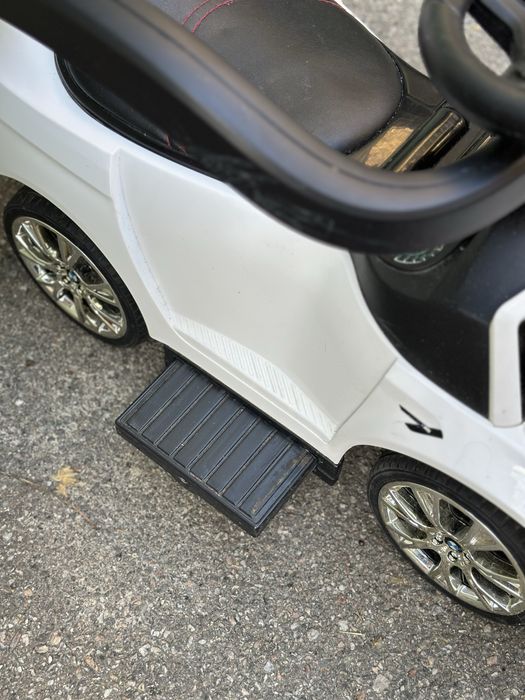 Детский толокар БМВ машинка каталка с родительской ручкой с музыкой