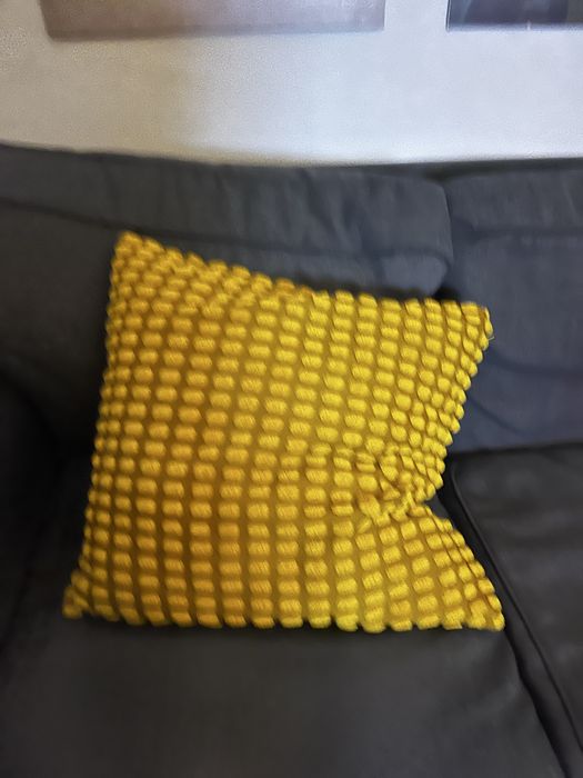 Capa almofadas quadrados e amarelo