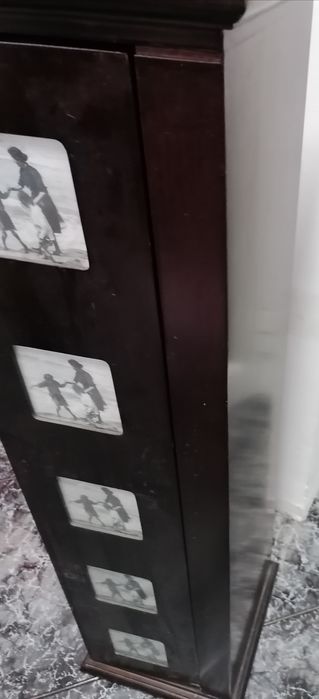 Móvel porta retratos em madeira