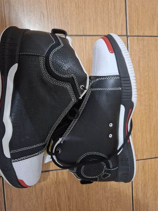 Sprzedam buty Converse. młodzieżowe rozmiar 42