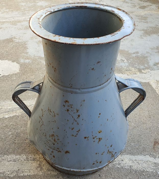Cântaro de metal antigo