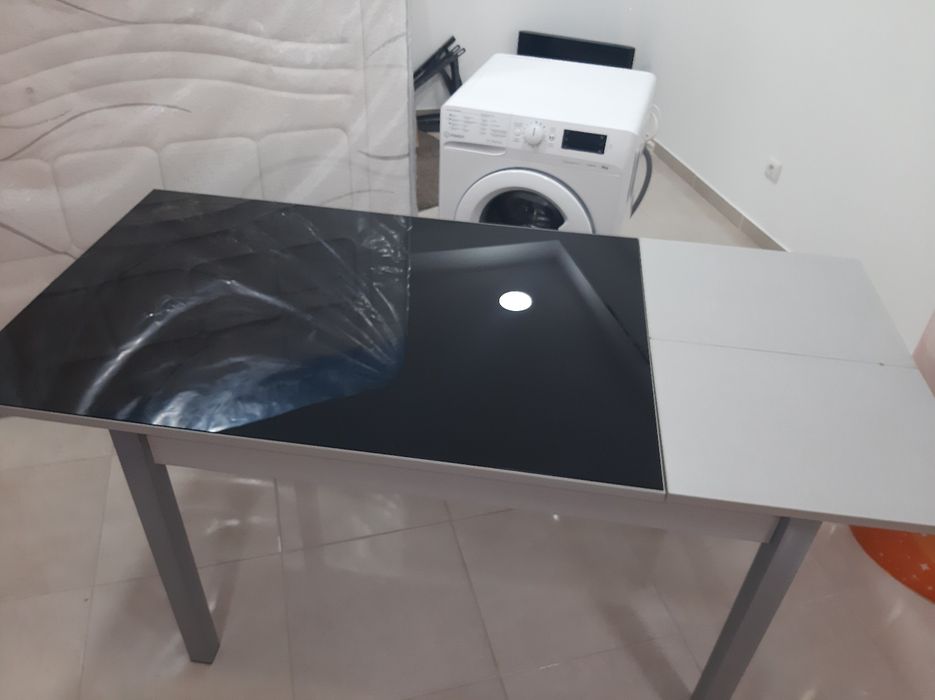 Mesa com tampo em vidro