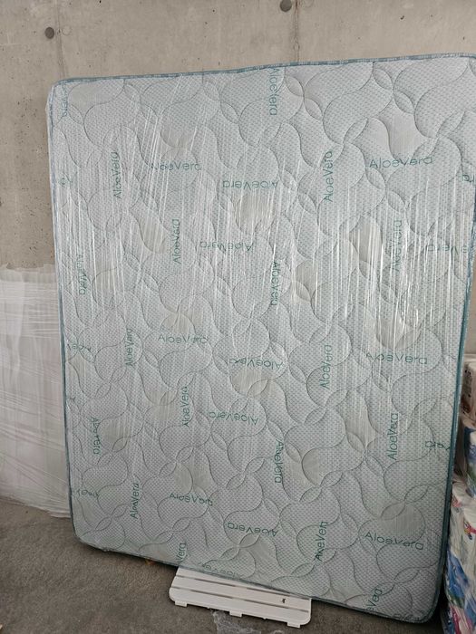 Cama completa (colchão, estrado e cabeceira)
