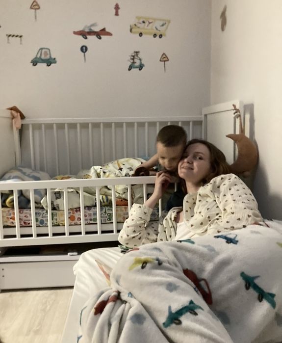 Дитяче ліжко з ведмедиком на місяці