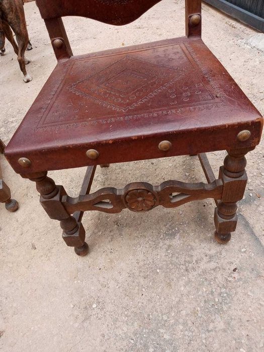 2 lindas cadeiras muito antigas em ótimo estado