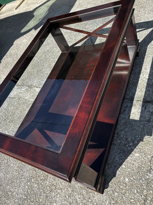 Mesa de centro com tampo em vidroem bom estado