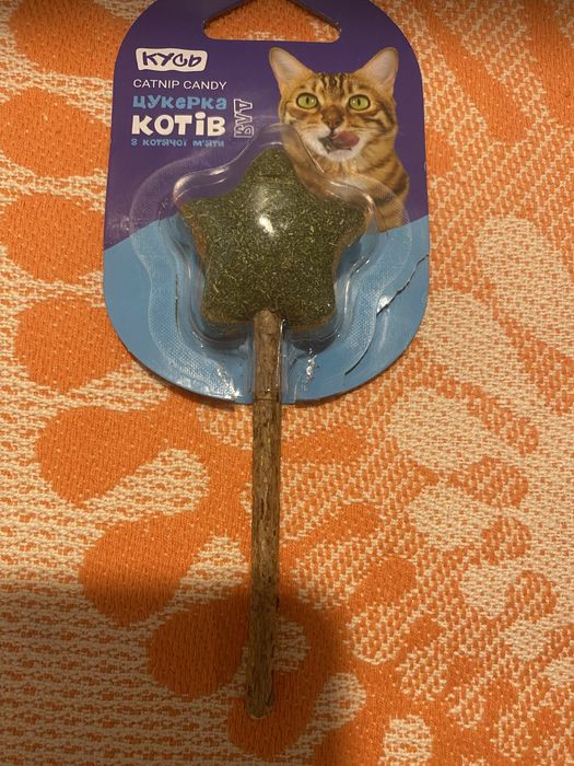 Конфета на палочке для кошек в упаковке