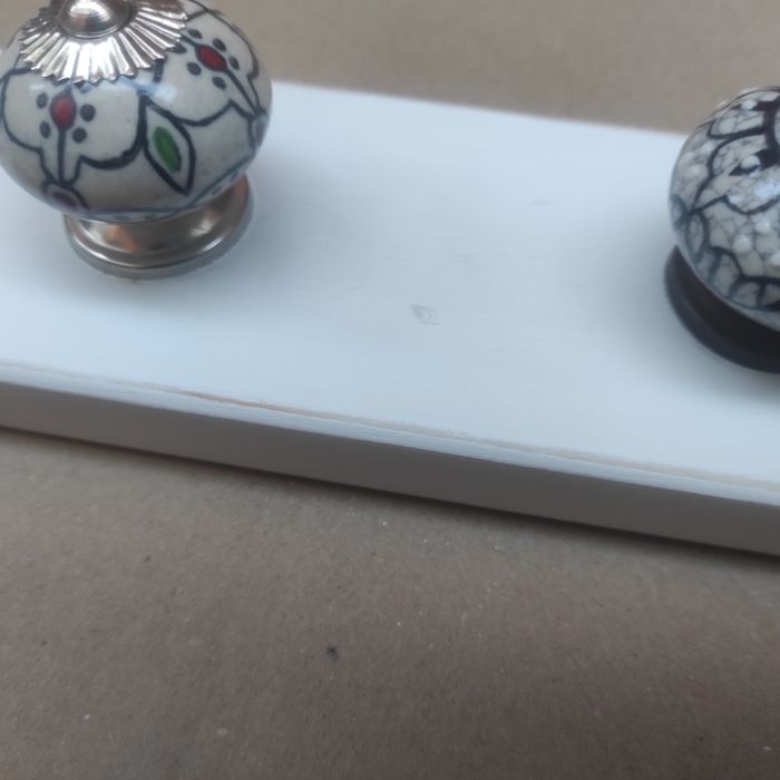 Ścienny ozdobny wieszak z gałkami