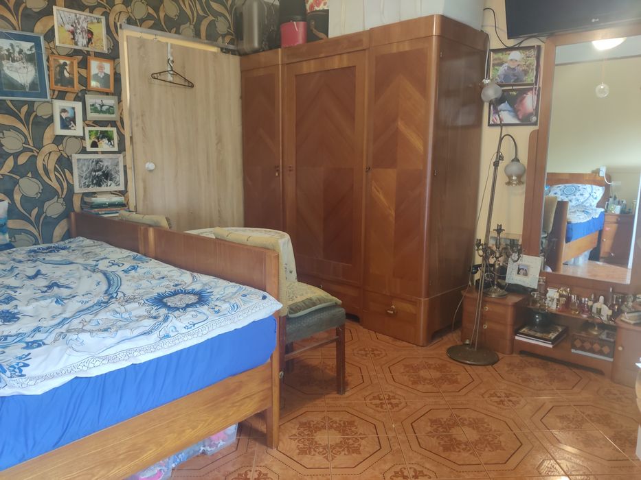 Stara szafa trzydrzwiowa z litego drewna