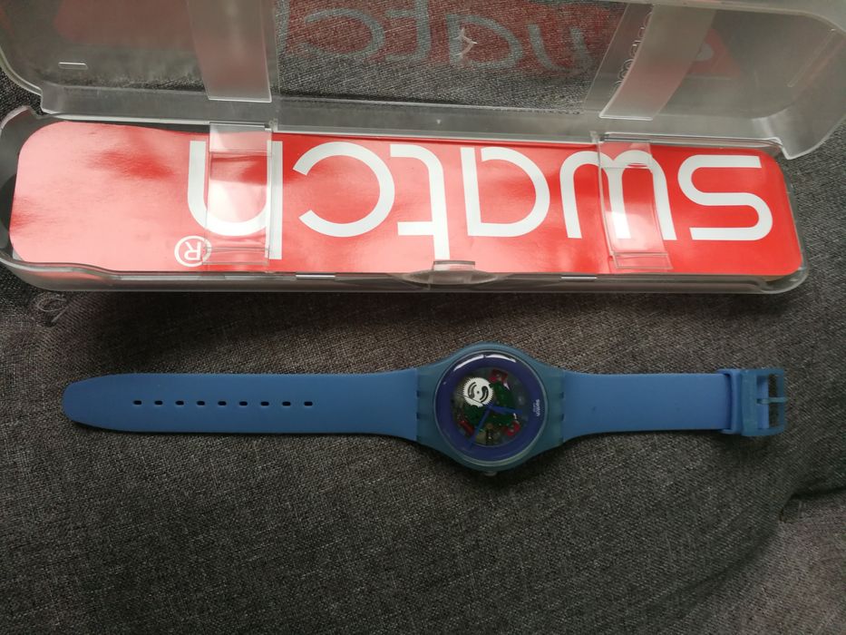 Zegarek Swatch z widocznym mechanizmem