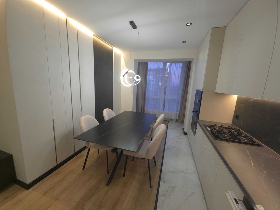 Центр, кухня-вітальня та дві окремі кімнати | Княгинин, техніка+меблі