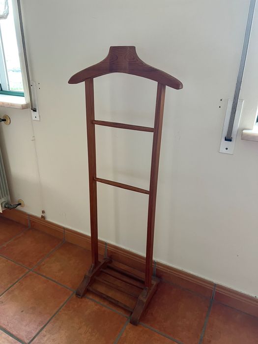 Cabide pé alto de quarto