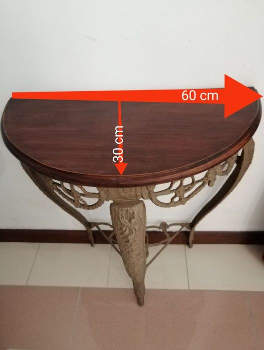 Mesa de apoio antigo com tampa em madeira.