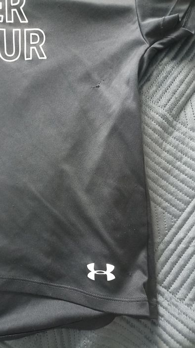 Under Armour, t shirt dziecięcy z kapturem roz 149-160 cm.