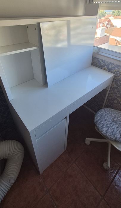 Secretaria com cadeira