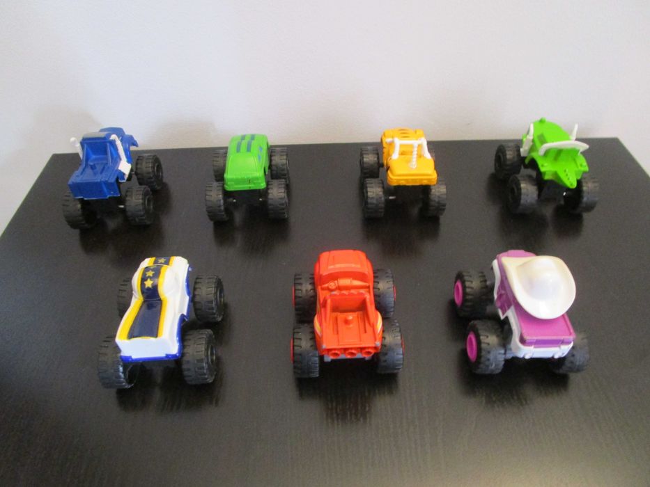 Conjunto de Livro + 7 Carrinhos do Blaze e as Monster Machines