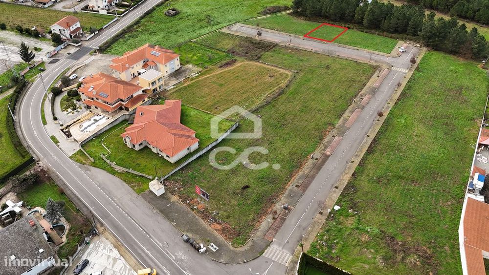 Lote de terreno destinado à construção de moradia, situado em uma loca