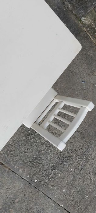 Mesa e cadeiras para crianças pequenas