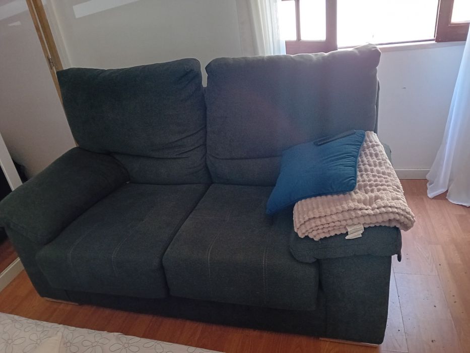 Vendo sofá de 2 lugares (180 €) e termoacumulador semi-novo (90 €).
