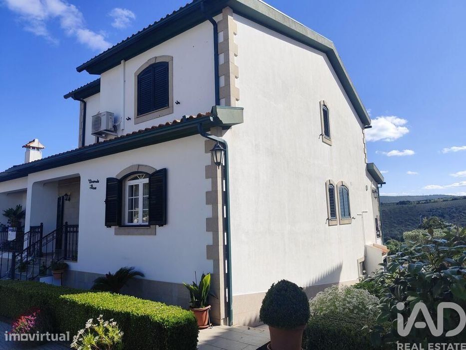 Moradia isolada T4 em Freixo de Espada à Cinta e Mazouco de 218 m2