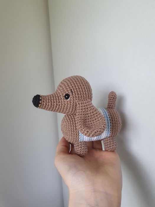 Maskotka handmade szydełko jamnik – przytulanka, prezent