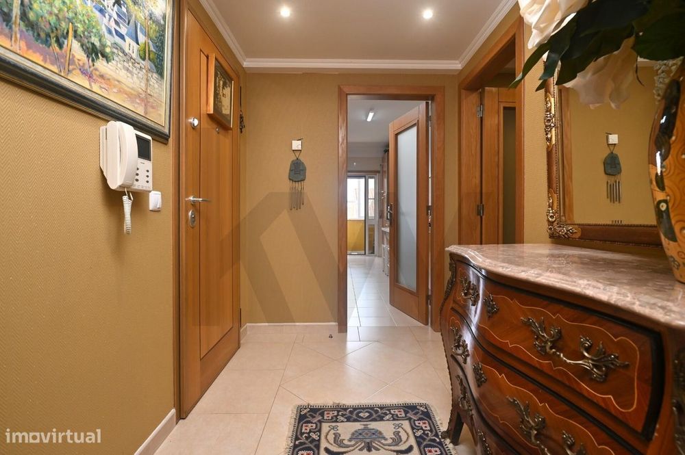 Apartamento T2 com Garagem Box, Estacionamento e Arrecadação –  São Do