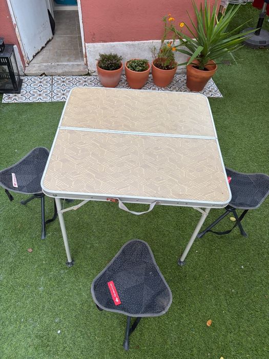 Conjunto de mesa e 4 bancos - marca Decathlon