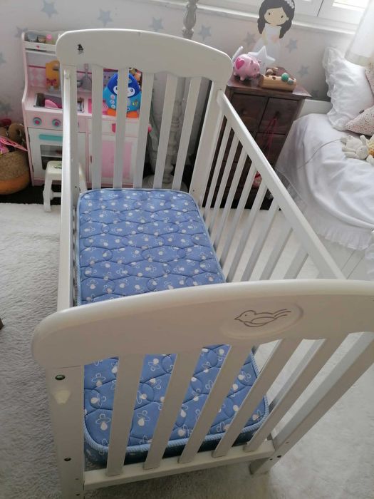 Berço/Cama de grades, com colchão de molas incluído.