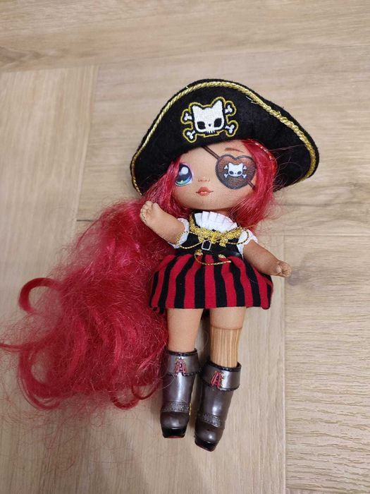 Na! Na! Na! Surprise Becky Buckaneer Lalka piratka z Sparkle Series.