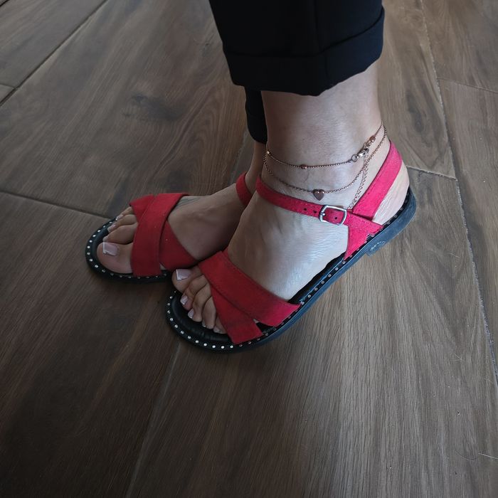 Czerwone zamszowe sandały cekiny