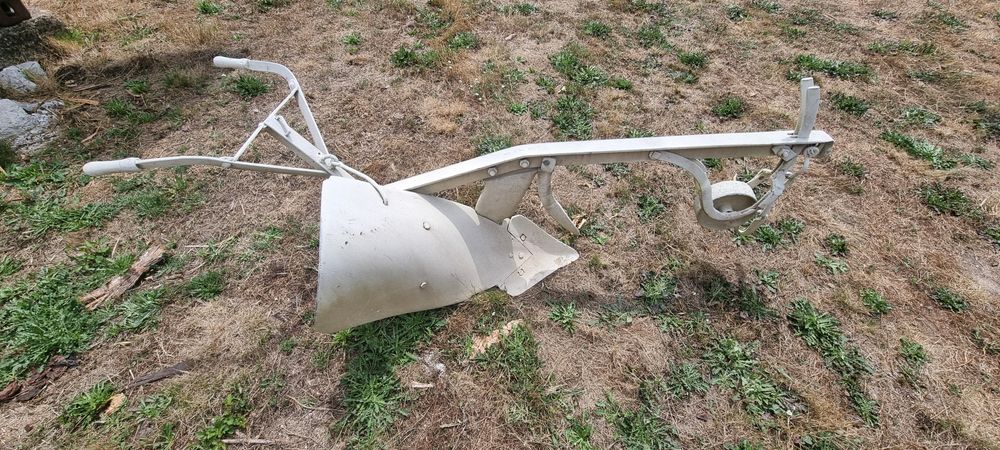 Arado pintado em bom estado