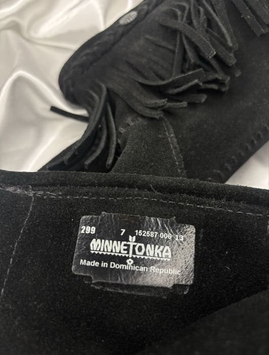 Botki Minnetonka czarne zamszowe z frędzlami frędzelkami boho