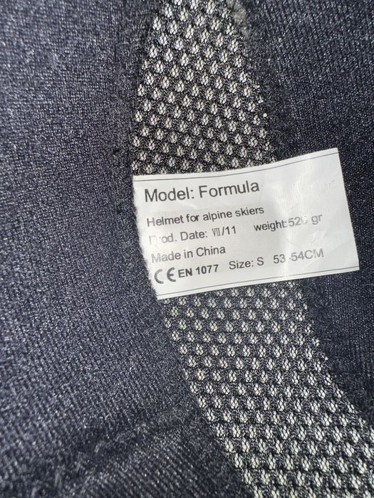 ——-Kask narciarski——