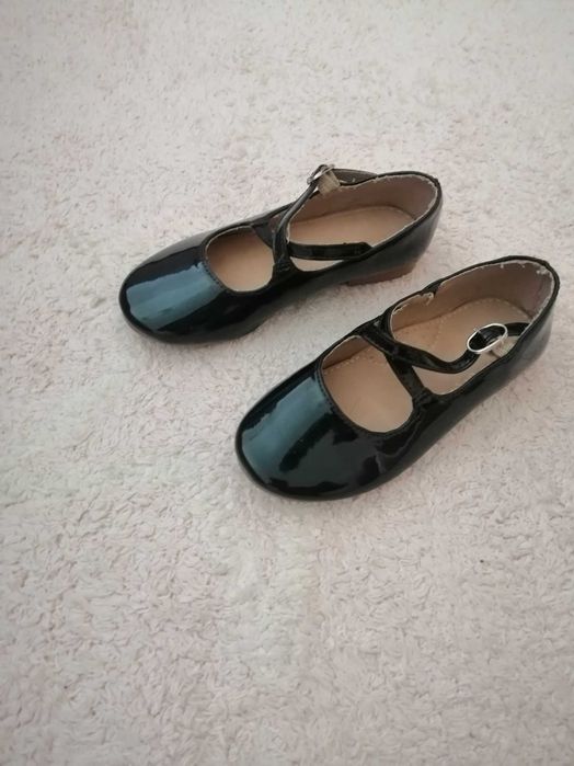 Sapatos de verniz azul marinho de menina