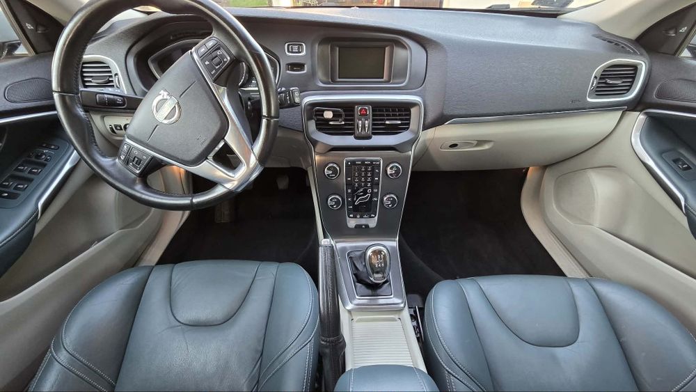 VOLVO V40 Summum