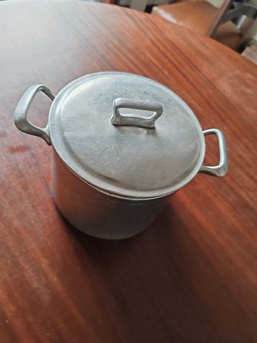 Panela em ferro fundido com 16 cm de diâmetro. Como nova.