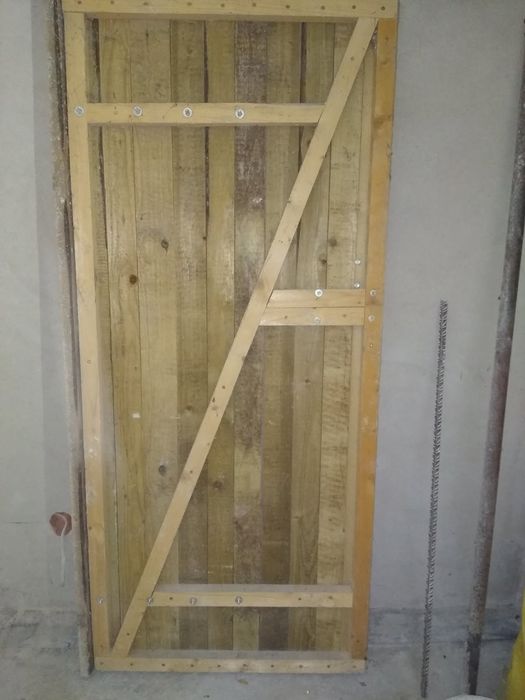 Drzwi budowlane z okuciami.
100 cm x 200 cm
180 zl