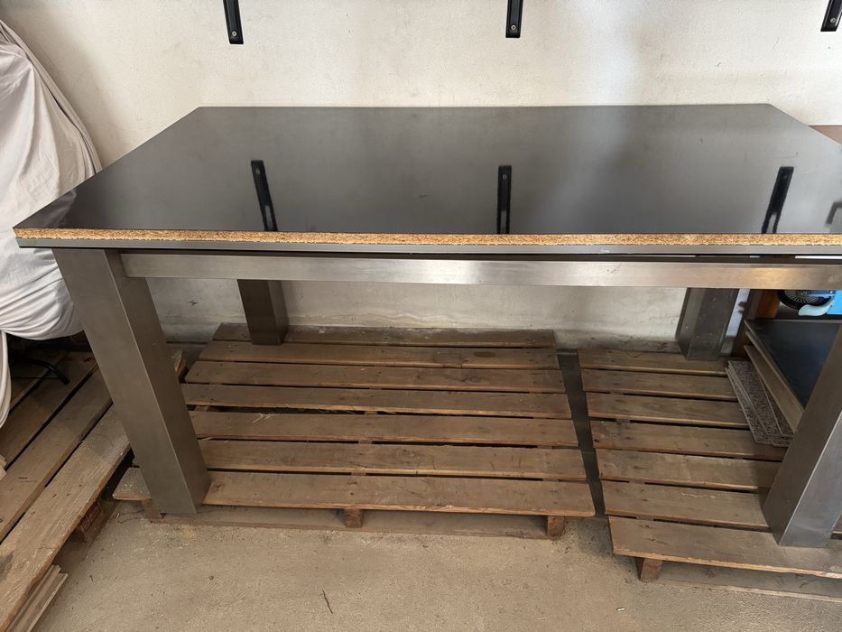 Mesa tampo preto e base em inox