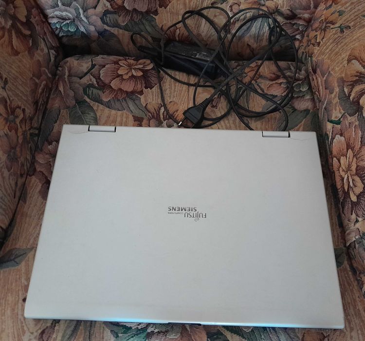 Computador Fujitsu Esprimo Mobile v6535