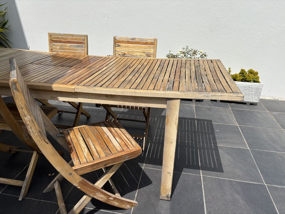 Mesa e cadeiras em madeira de rua