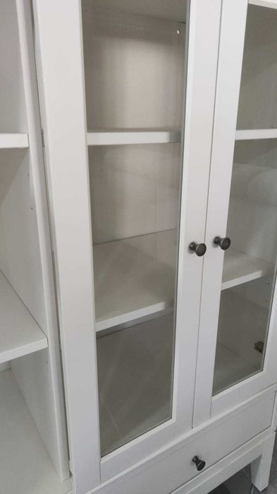 armário com portas de vidro