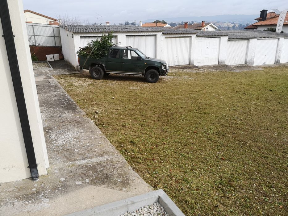 Limpeza de terrenos/ serviço de motoserra/ trator Preço sob orçamento