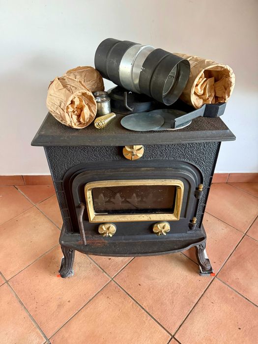 Salamandra a Lenha em Ferro Fundido – Estilo Antigo, Nunca Usada