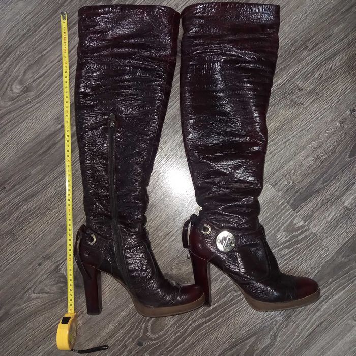 Чоботи з мягким хутром на підборах лакіровані ботфорти