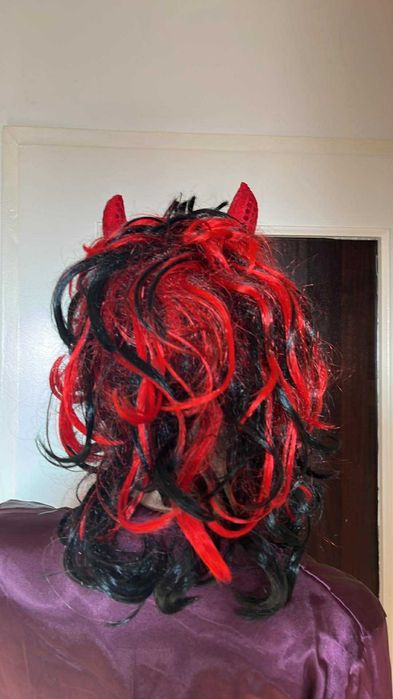 Nr 11 Peruka diablicy z rogami.