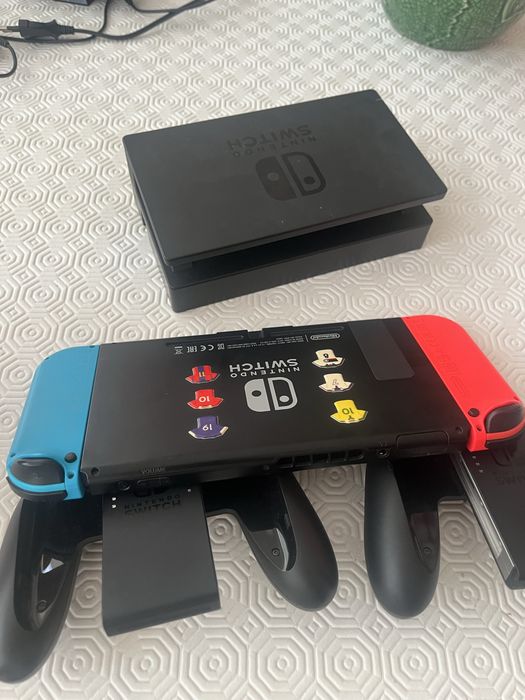 Nintendo Switch + Dock + Joy-Con