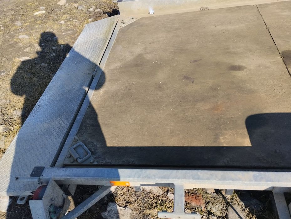 Laweta uchylna z hamulcem najazdowym