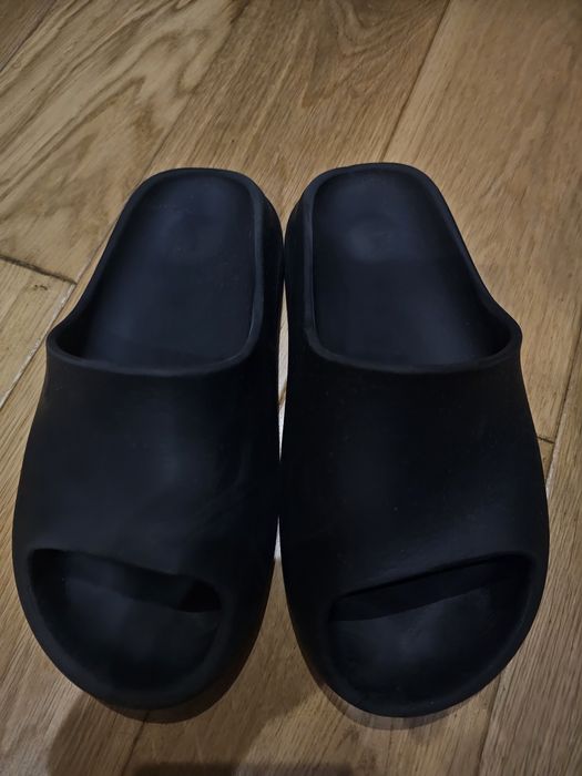 Klapki adidas yeezy r37