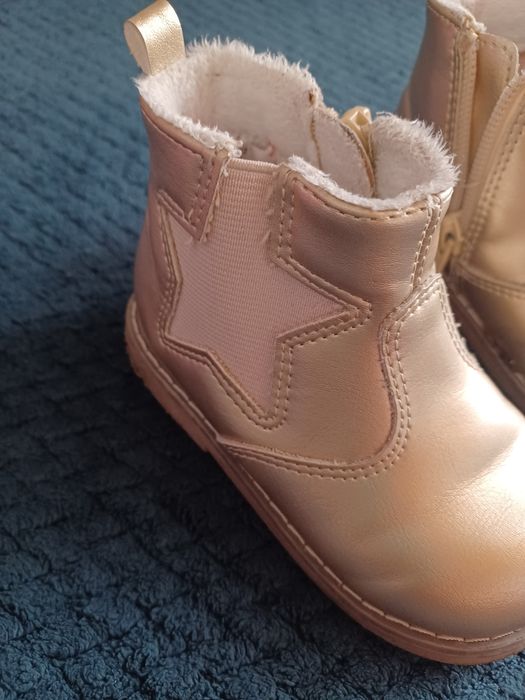 Zlote buciki dla dziewczynki.